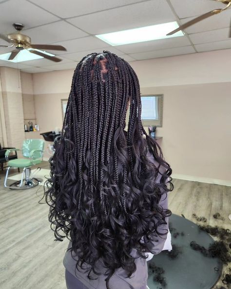 Medium Box Braids With French Curls, French Curls Braids Large Size, French Curls Braids Large, French Curls Box Braids Medium, French Curls Braids Thick, Medium Knotless Braids With French Curls, French Curls Braids Parting, Pony Curl Braids, Smedium Knotless French Curl