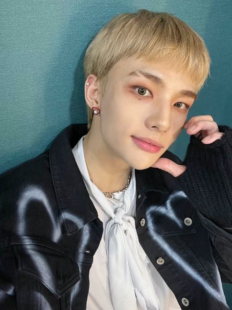 #hyunjin #straykids #skz Stray Kids Outfits, Case 143, Hyunjin And In, Kids Bubbles, Hwang Hyunjin, Short Blonde Hair, Orange Hair, 10 22, Celebrity Look