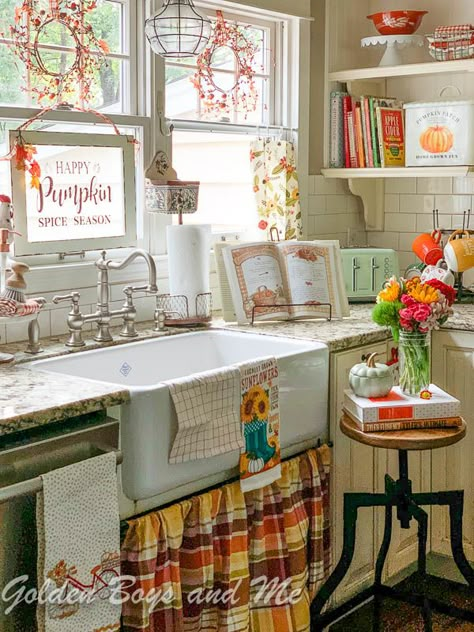 Cottagecore Valentines, Vintage Farmhouse Bathroom, Vintage Farmhouse Bedroom, Sink Skirt, Fall Kitchen Decor, Vintage Farmhouse Style, Fabulous Kitchens, Country Kitchens, Vintage Farmhouse Decor