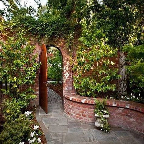 Ideas Para Decorar Jardines, Cottage Garden Plan, Brick Wall Gardens, Brick Fence, Brick Garden, Easy Landscaping, Walled Garden, Brick Walls, Traditional Garden