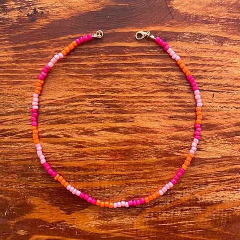 Ideas Collares Bolitas, Pink Beads Necklace, قلادات متدلية, Simple Beaded Necklaces, Surf Jewelry, Preppy Jewelry, Bead Charms Diy, Beaded Necklace Diy, Diy Bracelet Designs