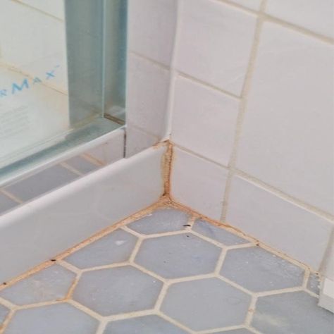 Keep your bathroom clean and tidy by learning how to remove unsightly orange water stains from your bathroom tile grout using chemical-free steam. Bathroom Tile Grout, Clear Shower Door, Cleaning Shower Tiles, Diy Grout, Shower Grout, Bathroom Tile Diy, Bathroom Grout, Grout Stain, Remove Rust Stains