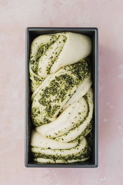 Pesto Swirl Bread, Thermomix, Savory Bread Wreath, Bread Ideas Creative, Pesto Foccacia, Pesto Bread Recipe, Braided Breads, Cheesy Pesto Bread, Micro Bakery