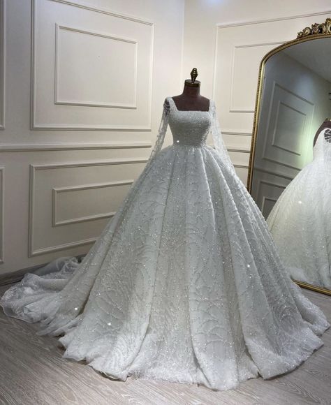 Arabic Wedding Dresses, Big Wedding Dresses, Bride Dress Simple, Wedding Dresses Cinderella, Classy Wedding Dress, Arab Wedding, Stylish Wedding Dresses, Pretty Wedding Dresses, Fancy Wedding Dresses