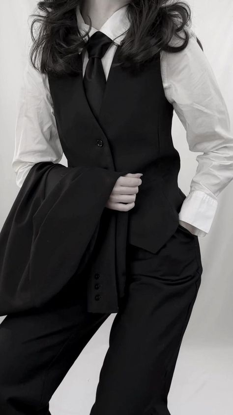 Suits For Women Inspiration, Women Wearing Suit Vests, Suit For Woman Aesthetic, Business Woman Black Outfit, Button Shirt Reference, Suit In Women, Woman Black Suit Fashion, Women Bodyguard Outfit, Outfit Reference Photos