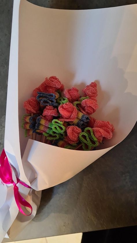 Roses from candy for valentines Sour Belt Roses, Sour Candy Bouquet, Candy Flower Bouquet Diy, Candy For Valentines, Candy Flower Bouquet, Flower Candy Bouquet, Candy Boquets, Prom Posals, Bbq Party Invitations