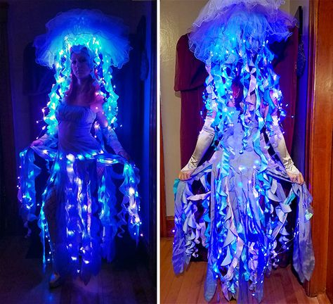 Bio-Luminescent Jellyfish Costume Meduse, Jellyfish Halloween Costume, Jellyfish Halloween, Most Creative Halloween Costumes, Jellyfish Costume, Idee Cosplay, Creative Costumes, Group Halloween Costumes, Fantasias Halloween