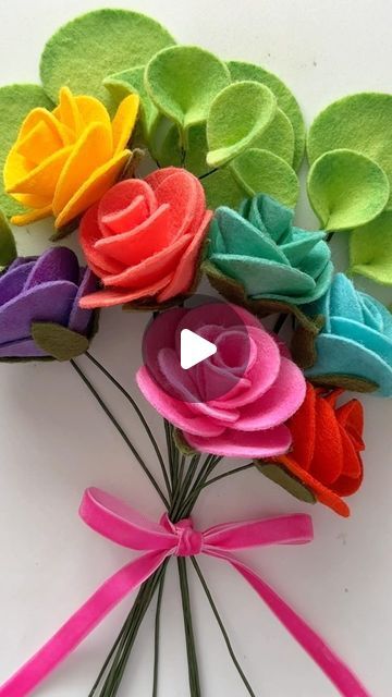 Felt Roses Diy, How To Make Felt Flowers, Sew Flowers, Felt Crafts Flowers, Diy Felt Flowers, Flowers Funny, Felt Flower Template, Roses Ribbon, Felt Rose