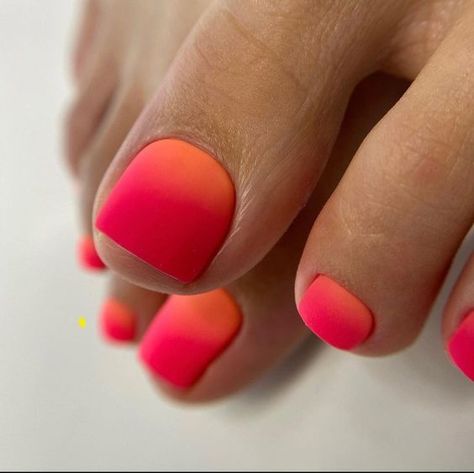 Stunning Summer Coral Toe Nail Designs for a Vibrant Seasonal Look Dip Pedicure, Coral Pedicure Ideas, Coral Toe Nail Designs, Ombre Toes, Bright Summer Toe Nails, Pink And Orange Pedicure, Pedicure Tropical, Ombre Toe Nails, Vacation Toenails