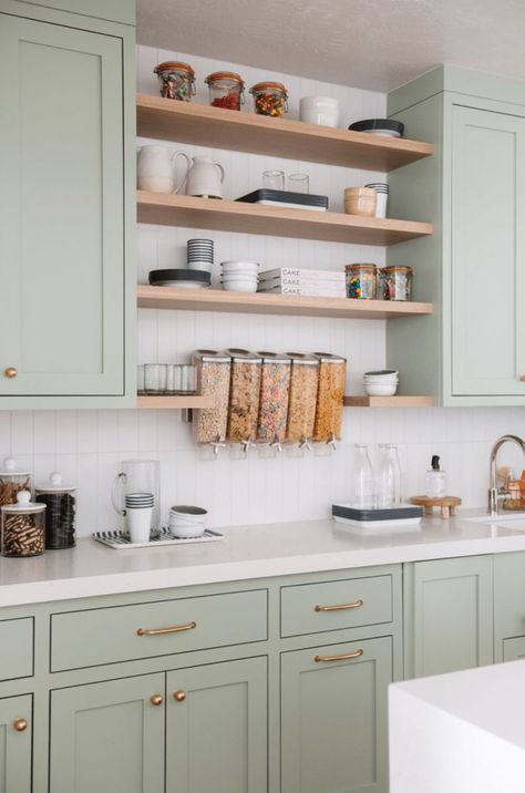 Light Green Kitchen, Sage Kitchen, Green Kitchen Designs, Sage Green Kitchen, Desain Pantry, Green Kitchen Cabinets, Green Cabinets, Kitchen Remodeling Projects, Apartment Kitchen