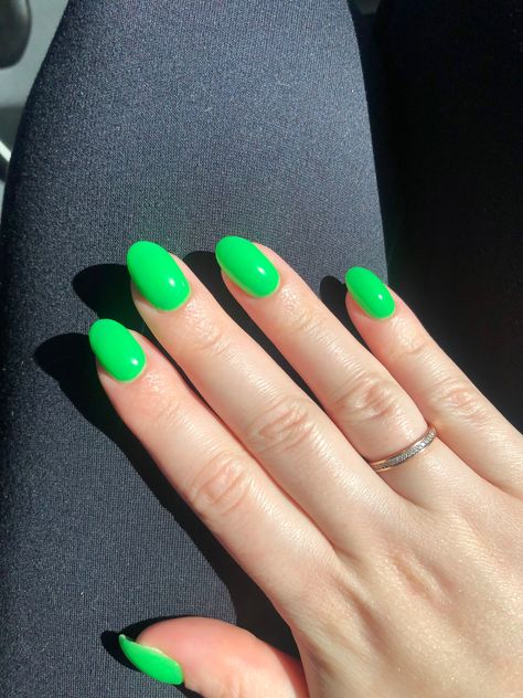 Neon green, almond-shaped nails Neon Green Oval Nails, Neon Green Gel Nails Short, Lime Green Almond Nails, Neon Green Almond Nails, Almond Neon Nails, Like Green Nails, Green Neon Nails, Bright Green Nails, Summer Dip Nails