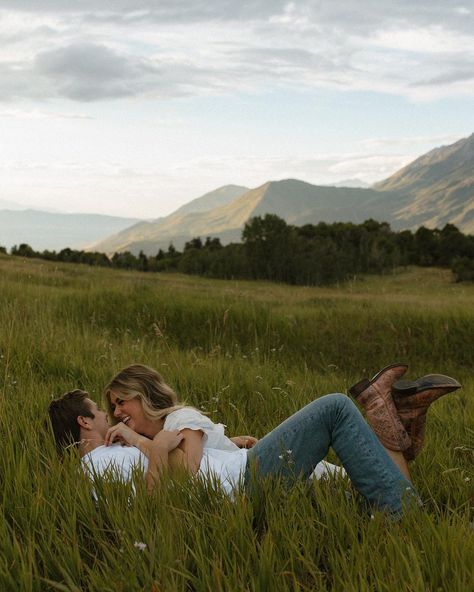 Mercedes - Wedding + Travel Photographer (@mercedesmithphoto) • Instagram photos and videos Country Couple Pictures, Shooting Couple, Cute Country Couples, Western Photoshoot, Cute Engagement Photos, Couple Engagement Pictures, Country Couples, Engagement Pictures Poses, Anniversary Photoshoot