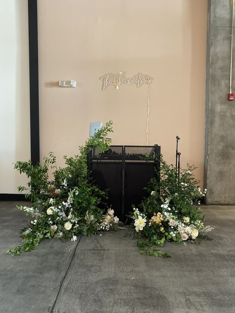 Diy Wedding Dj Booth, Dj Booth Floral Installation, Wedding Reception Dj Set Up, Garden Dj Booth, Dj Booth Decoration, Dj Booth Wedding Decor, Wedding Dj Booth Decor, Dj Stand Design, Dj Set Design