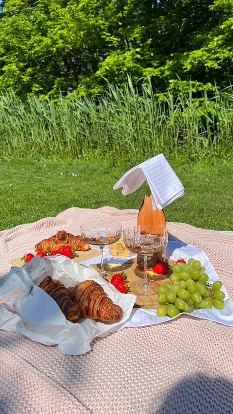 Romantic picnic ideas Simple Picnic Photoshoot Ideas, Romantic Picnic Set Up, Picnic Anniversary Ideas, Anniversary Picnic Ideas Romantic, Picnic Set Up Ideas Simple, Simple Beach Picnic, Romantic Picnic Ideas, Luxurious Picnic, Simple Picnic