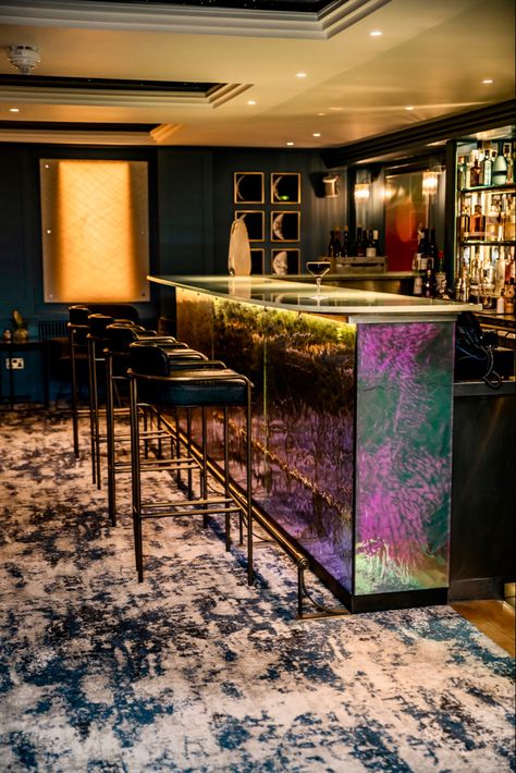 Evenings at The Capital Bar exude sophisticated luxury 🍸🥃 Modern Bar Design Home, Home Bar Designs Luxury, Bar Area Design, Luxury Bar Design, Modern Bar Design, Bar Design Home, Mini Bar At Home, Lines And Patterns, Home Bar Areas