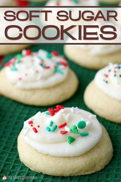 If you're looking for the BEST Soft Sugar Cookies - look no further! They're perfect for the holiday season, birthdays, or any time you want a sweet treat! Soft Sugar Cookies With Icing, Texas Meals, Best Soft Sugar Cookies, Cardamom Cookies, Lofthouse Cookies, Soft Sugar Cookie Recipe, Perfect Sugar Cookies, Soft Cookies, Best Sugar Cookie Recipe