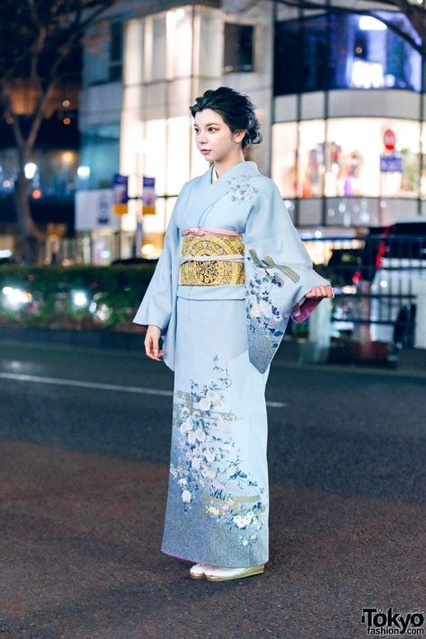 Japanese Kimono Street Style w/ Floral Kimono, Gold Obi & Sandals Blue Kimono Outfit, Kimono Gold, Kimono Street Style, Japanese Attire, Kimono Ideas, Kimono Aesthetic, Kimono Styles, Kimono Traditional, Streets Of Tokyo