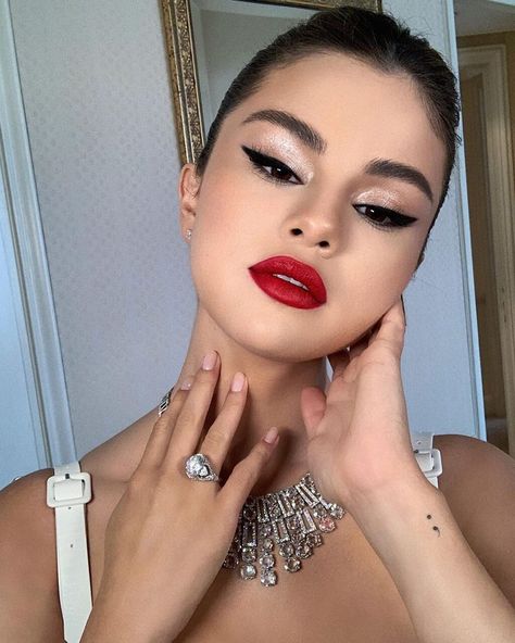 Trucco Glam, Red Lipstick Looks, Red Lipstick Makeup, Christmas Makeup Look, Holiday Makeup Looks, Celebrity Makeup Looks, Smink Inspiration, Holiday Makeup, Make Up Looks