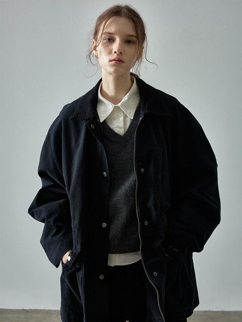 This cotton utility jacket offers a versatile style suitable for any trend, featuring a vintage look with stone bio-washing and a sturdy twill material.- Oversized fit suitable for all sizes- Long length that makes your outfit stylish- Adjustable waist drawstring for a relaxed fit Oversized Jacket Outfit Women, Utility Style Women, Trend Winter Outfit 2024, Normcore Aesthetic, Utility Outfit, Amelia Bones, Oversized Jacket Outfit, Utility Jacket Outfit, Tomboy Street Style