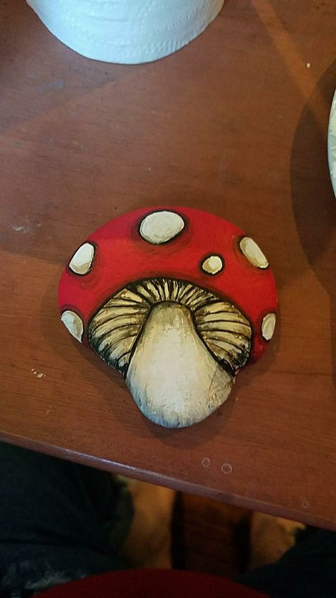 Rock Painting Mushroom Ideas, Painting Mushrooms On Rocks, Rock Acrylic Painting, Food Painted Rocks Ideas, Acrylic Rock Painting Ideas, Mushroom Rock Art, Mushrooms Painted On Rocks, Trippy Rock Painting, Painted Mushrooms Acrylic