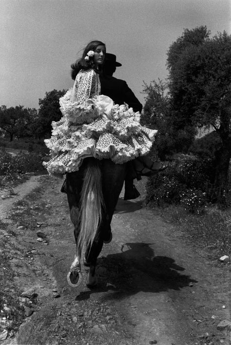 Thirty years since he last exhibited in Paris, the photographer offers us a glimpse behind the scenes of his series Exiles: a visual celebration of the “man with the wind at his heels.” Josef Koudelka, Elliott Erwitt, Arte Inspo, Magnum Photos, Foto Art, Photo Essay, Bw Photo, Life Magazine, Vintage Photography