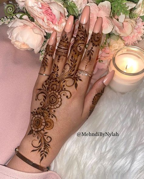 Henna 2023, Tattoo Designs Henna, Henna Tattoo Design, Henna Designs Back, Arabic Designs, Tattoos Henna, Henna Style Tattoos, Henna Designs Wrist, Henna Nails