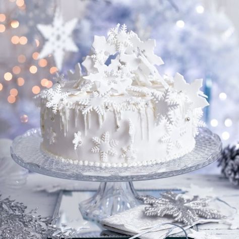 7 ways to decorate your Christmas cake - Christmas cake decorating ideas - Good Housekeeping White Winter Cake, White Christmas Desserts, White Christmas Cake, Fruit Cake Christmas, White Cake Recipe, Christmas Cake Designs, Christmas Cake Decorations, Xmas Cake, Christmas Fruit