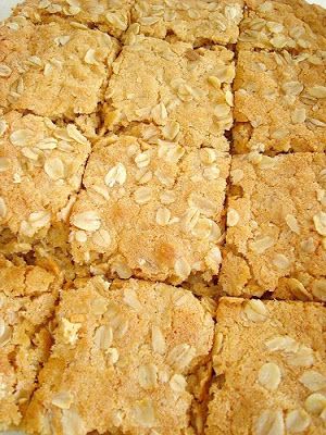 Oatmeal Blondies, Chewy Oatmeal Bars, Paris Pastry, Brownie Blondie, Blondie Recipe, Oatmeal Cookie Bars, Blondie Bar, Bake Goods, Blondies Recipe