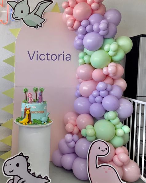 Dinosaur’s Birthday || Victoria 🦖🦕 • @ludiplayroom 🛝 🧮 #dinosaur #dino #dinoparty #birthdaydino #dinosaurs #dinosaurbirthday #dinosaurbirthdayparty #dinosauriosparty #cumpleañosdino #dinoparty #decorationdino #dinosaursdecorations #balloonsdinosaurs Dino Girl Birthday Party, Pastel Dinosaur Party, Dino Girl Party, Girl Dinosaur Party Decorations, Pink Dinosaur Party, Girl Dinosaur Party, Dinosaur Birthday Theme, Barbie Party Decorations, Girl Dinosaur Birthday