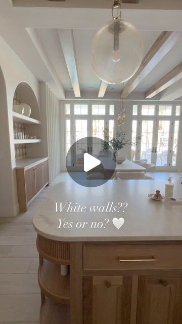 Becki Owens on Instagram: "Are you still loving white walls? Yes or no? Would love to hear your thoughts?? 🤍🤍🤍 #rosemaryproject 

Build @splitrockcustomhomes 
Arch @stevetiek 
Floors @hewnfloor color riviera" Becki Owens Dining Room, Kitchen Islands Ideas, You're Somebody Else, Flora Cash, Becki Owens Design, Mediterranean Kitchens, Dream Kitchen Layout, Kitchen 2024, Becki Owens