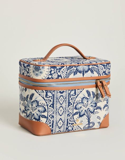 Complete your Spartina travel set with our stylish Train Case, made for all of your morning routine necessities. Its material is a cotton canvas fabric with faux leather accents. Spartina 449 Handbags, Pretty Tote Bags, Vinyl Exterior, Spartina 449, Travel Must Haves, Train Case, Pretty Bags, Toiletry Bags, Cute Bags