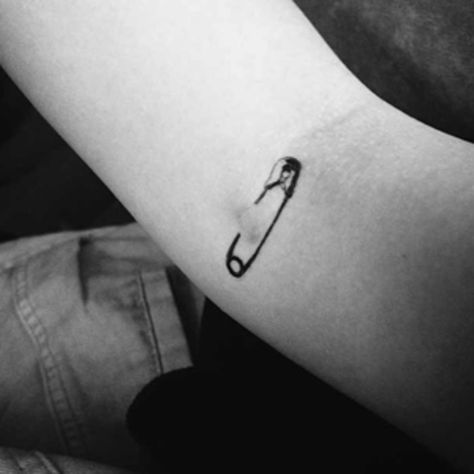 Creative paper clip tattoo Paper Clip Tattoo Ideas, Paper Clip Tattoo Meaning, Skull Safety Pin Tattoo, Paperclip Tattoo Meaning, Paperclip Tattoo, Industrial Piercing Paper Clip, Paper Clip Necklace Silver, Safety Pin Tattoo, Corset Tattoo