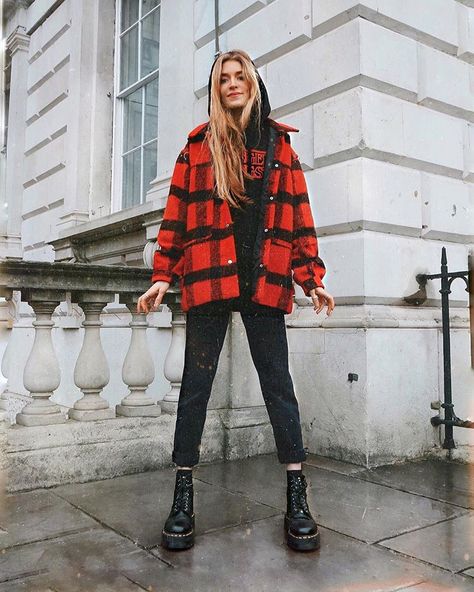 Hi hi 👋🏻 No matter how scruffy and tired I look.. you’re still always gonna get an ootd pic from me 💁‍♀️ keeping it real 24/7 🎄 Red And Black Flannel Outfit, Black Flannel Outfit, Red Flannel Outfit, Plaid Flannel Outfit, Flannel Outfits Summer, Outfit Inspo For School, Flannel Outfits Fall, Outfit Grunge, Goth Outfit