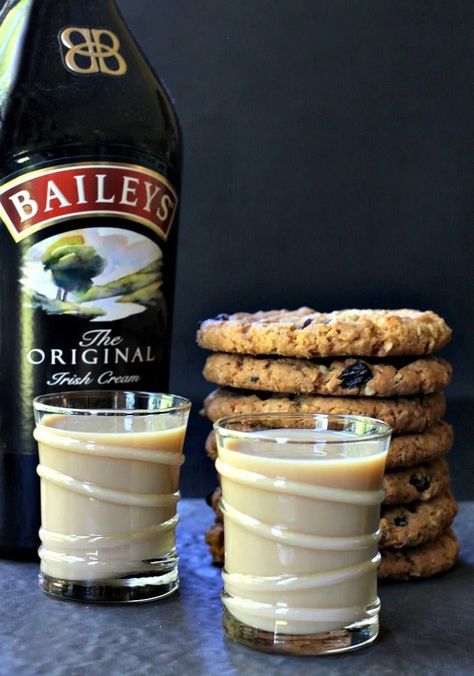 Oatmeal Cookie Drink, Dessert Shots Recipes, Caramel Apple Shots, Baileys Irish Cream Recipes, Cookie Shot, Kahlua Recipes, Irish Cream Recipe, Cookie Shots, Dessert Shots