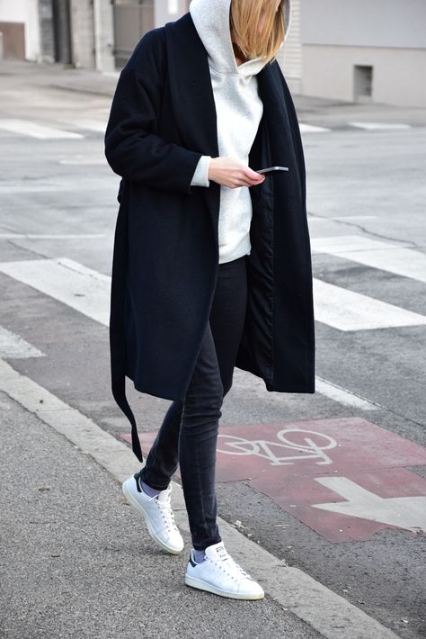 How to wear hoodie with coat. - The Katiquette Chic Hoody Outfit, Hoodie With Long Coat, Black Sneakers Outfit Winter, Long Coat And Hoodie Outfit, Coat And Sweatshirt Outfit, Long Coat With Hoodie Outfit, White Sneakers Winter Outfit, How To Wear A Hoodie, Black Sweatshirt Outfit Women