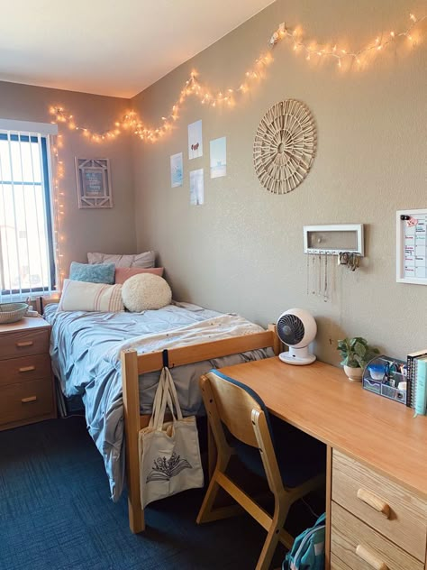 college dorm room, bedding, pillows, jewlery hanger, organized, aesthetic, cute, fairy lights, pink, blue, grey / gray, desk, room layout, colorado christian university, beach theme Dorm With Grey Bedding, Grey Comforter Dorm Room Ideas, Dorm With Fairy Lights, College Dorm Room Ideas Aesthetic Blue, Dorm Decor Blue, Colorado Christian University, College Dorm Room Inspo Minimalist, Music Themed Dorm Room, Dorm Room Light Blue