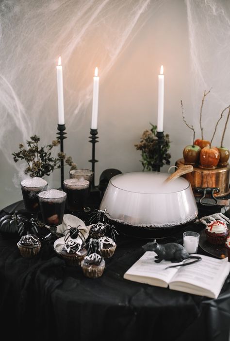 The Best, Spooky Halloween Buffet Set Up | TheInspiredHome.com #Halloween #entertaining #table #decorations #party #food Halloween Decorations Party Food, Festa Hotel Transylvania, Halloween Outfit Ideas, Spooky Dinner, Halloween Buffet, Outdoor Halloween Decor, Halloween Party Table, Food Halloween, Halloween Party Snacks