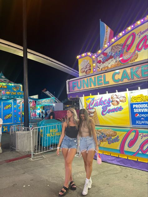 Summer Fair Aesthetic Outfit, Carnival Photoshoot Friends, Carnival Pictures Friends, Cute Fair Pics, Town Fair Outfit, Outfit For The Fair, Fair Outfit Ideas Carnival Summer, Summer Carnival Outfit, Oc Fair Outfit