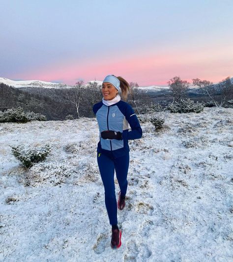 MARTHE KARLSEN on Instagram: “Godt å vær heime igjen 🎄🏔💕” Cold Running Outfit For Women, Warm Running Outfits, Winter Running Outfit Aesthetic, Running Winter Outfit, Winter Running Aesthetic, Winter Running Outfits, Running Outfit Winter, Cute Running Outfits, Funny Marathon Signs