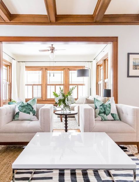 light wood trim with white walls--I never thought I liked stained wood trim, but this is GORGEOUS! Shiplap With Dark Wood Trim, Honey Oak Trim, Painting Wood Trim, Interior Design Country, Natural Wood Trim, Oak Wood Trim, Dark Wood Trim, House Renos, Oak Trim