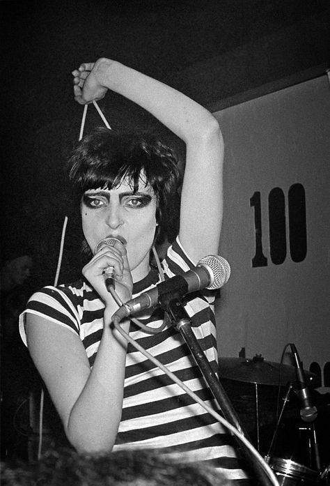 Photographer Derek Ridgers captured a riotous scene exploding in front of his lens Derek Ridgers, Punk Subculture, 70s Punk, Siouxsie Sioux, 80s Punk, Punk Culture, Estilo Rock, Punk Scene, Punk Rocker