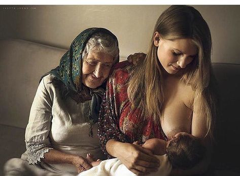 21 Empowering Breastfeeding Pictures of 2017 Nursing Mom Fashion, Mother Feeding Baby, Nursing Photography, Breastfeeding Art, Mother Feeding, Nursing Mother, Foto Baby, Nursing Mom, Breastfeeding Tips