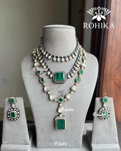 Dark Green Velvet Dress, Bridal Jewellery Inspiration, Indian Wedding Jewelry Sets, Indian Bridal Jewelry Sets, Pretty Jewelry Necklaces, Bridal Lehengas, Pakistani Bridal Dresses, Jewellery Inspiration, Indian Wedding Jewelry