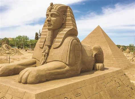 The 9th International Sand Sculpture Festival has opened in the southern province of Antalya’s Lara beach. This year the festival was organized around the theme of the Seven Wonders of the World and mythology. Sphinx Egypt, Ancient Egypt Projects, Egypt Project, Pyramids Egypt, Starověký Egypt, Egypt Concept Art, Ancient Egypt History, Egypt Tattoo, Old Egypt