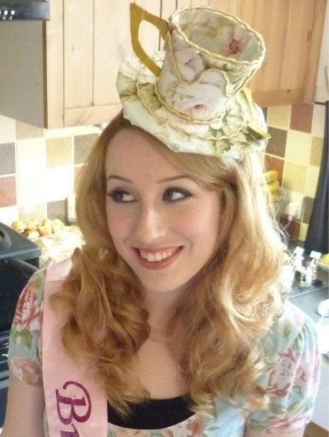 Tea cup hat diy- idee voor carnaval? Tea Cup Hat, Teacup Hat, Diy Tea Party Hats, Make Your Own Tea, Diy Tea Party, Cup Hat, Diy Hats, Fascinator Hats Diy, Alice In Wonderland Tea Party Birthday