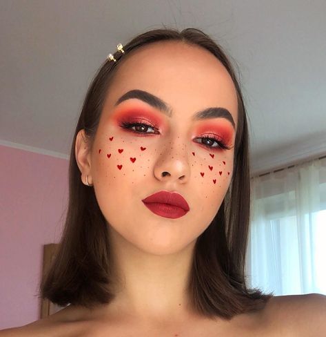 Yana Panchyshyn on Instagram: “This look is dedicated to all my followers 💕. I love y’all so much🥰. Thank you for support and all the love you give me❤️❤️❤️ • Products…” Queens Of Hearts Makeup, Cupid Makeup Looks, Red Heart Makeup, Sporty Makeup, Heart Makeup Look, Amor Makeup, Lover Makeup, Queen Of Hearts Makeup, Queen Of Hearts Costume