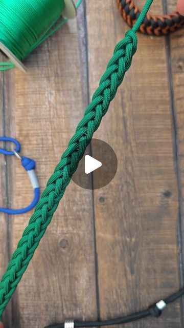 Diy Macrame Lanyard Tutorial, Paracord Leash Tutorial, Lanyard Knot Tutorials, Paracord Lanyard Tutorial, Paracord Braids Pattern, Christmas Paracord Crafts, Paracord Dog Collar Diy Tutorials, Paracord Braids Tutorial, Paracord Leash Diy