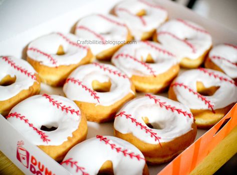 Team MOM or Snack MOM- Baseball snack/ end of the year party ideas. Baseball Birthday Party Ideas, Baseball Treats, Baseball Snacks, Team Mom Baseball, Sports Snacks, Softball Party, Baseball Theme Birthday, Team Snacks, Baseball Theme Party