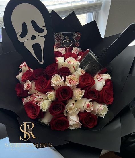 Spooky Season Bouquet, Scream Halloween Flower Bouquet, Scream Gifts Ideas, Spooky Rose Bouquet, Ghost Face Bouquet, Ghost Face Flower Bouquet, Halloween Flower Bouquet Ideas, Halloween Rose Bouquet, Flower Bouquet Halloween