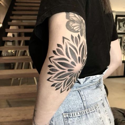 Black Out Flower Tattoo, Kneecap Tattoo Women, Tato Mandala, Cross Tattoos For Women, Insect Tattoo, Scary Tattoos, Elbow Tattoos, Chest Piece Tattoos, Mandala Tattoo Design